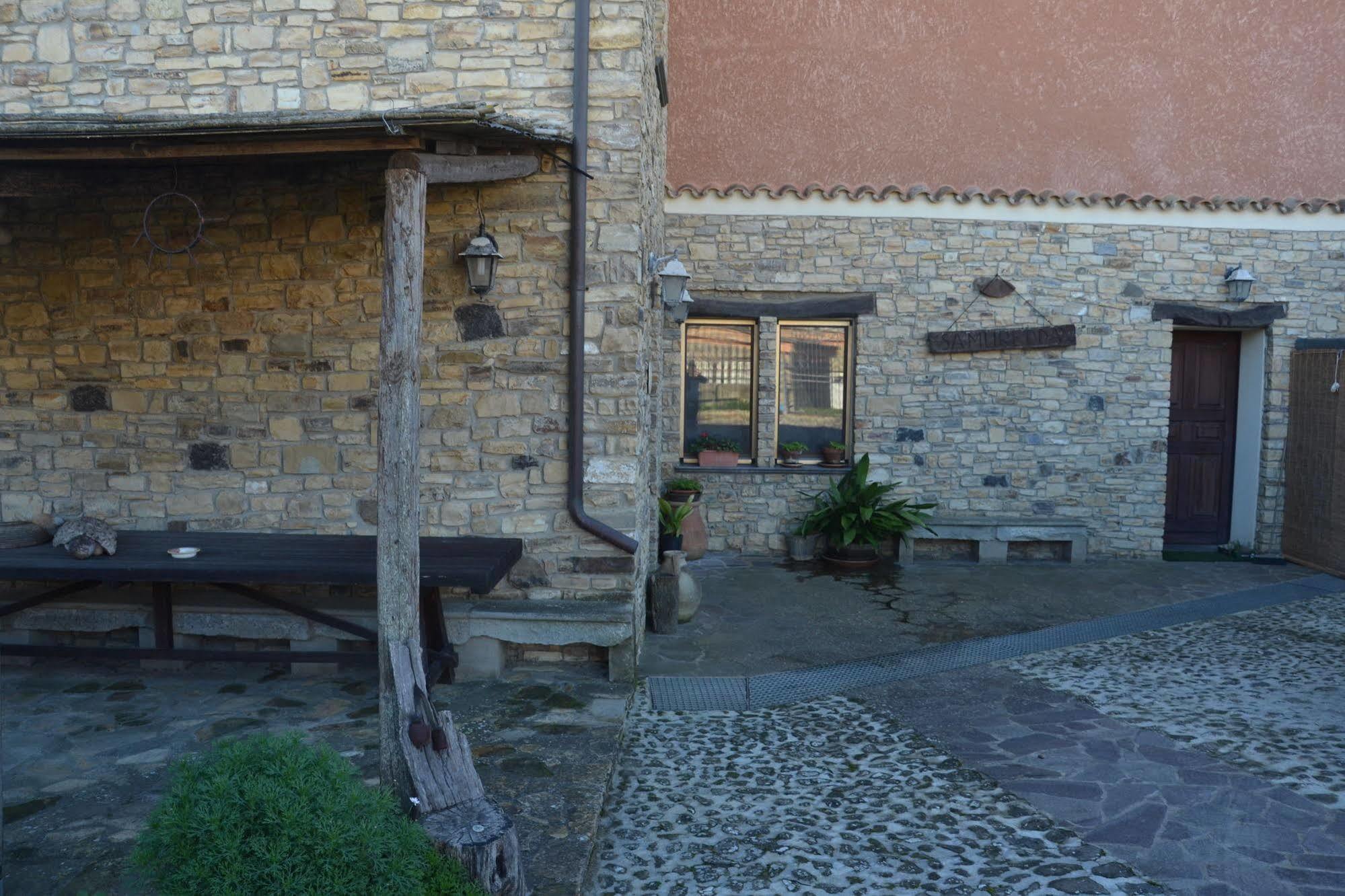 B&B Sa Muredda Sardara Exterior photo